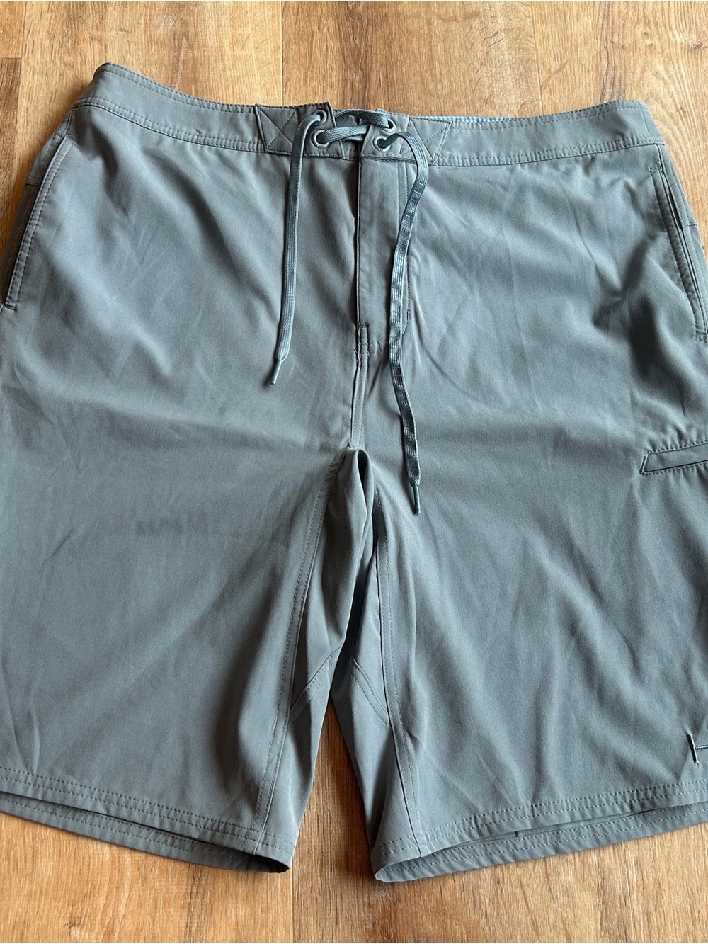 Huk Performance Fabric Fishing Men’s Gray Drawstring Shorts Pockets Size 36
